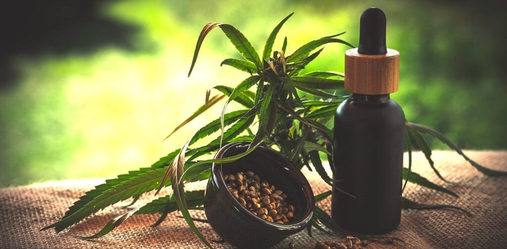 Foto: CBD olie flesje, met hennepbladen
